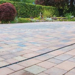 46703 Aco Hexa Slotline goot 1000 mm met 2 opzetstukken in bestrating | Steenvoordeel